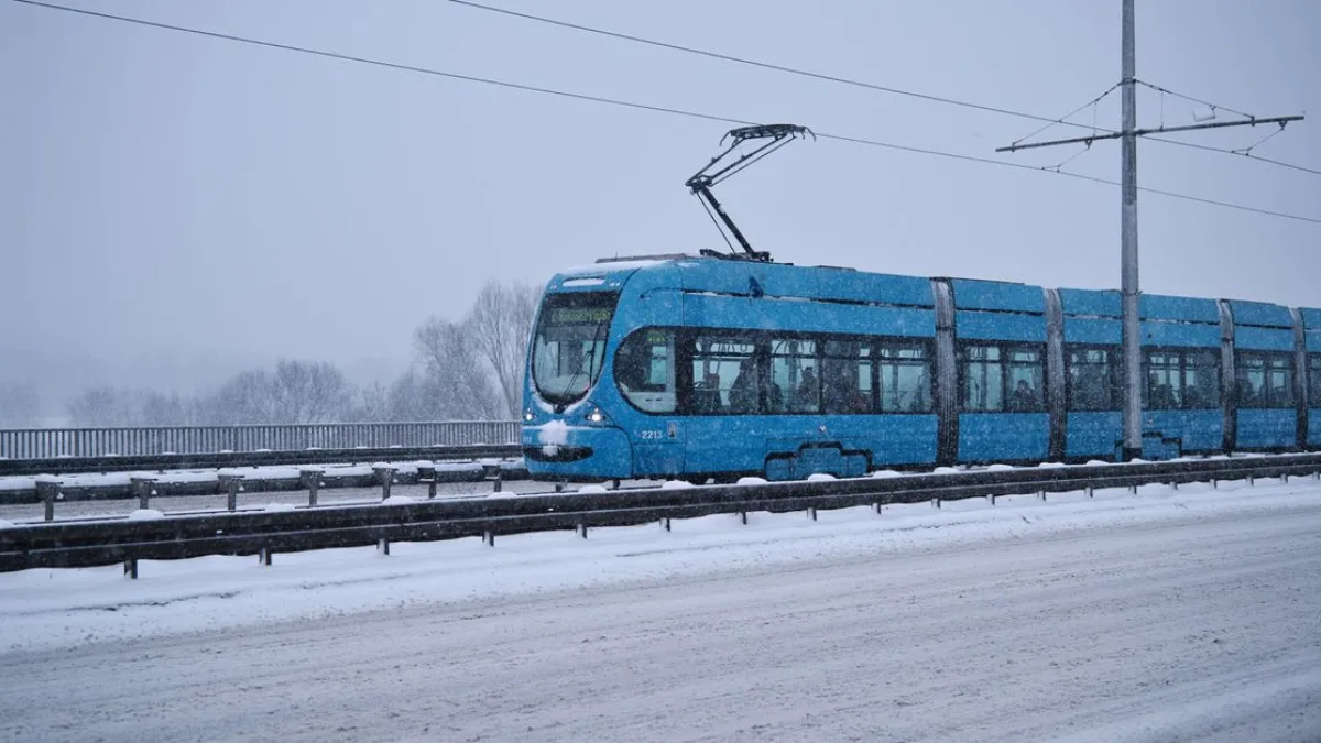İstanbul'da Tramvay Kazası: Raydan Çıktı, Yolcular Korku Yaşadı